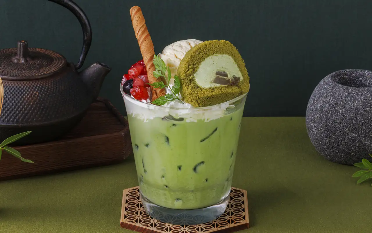 抹茶ロールケーキをのせた抹茶ラテ