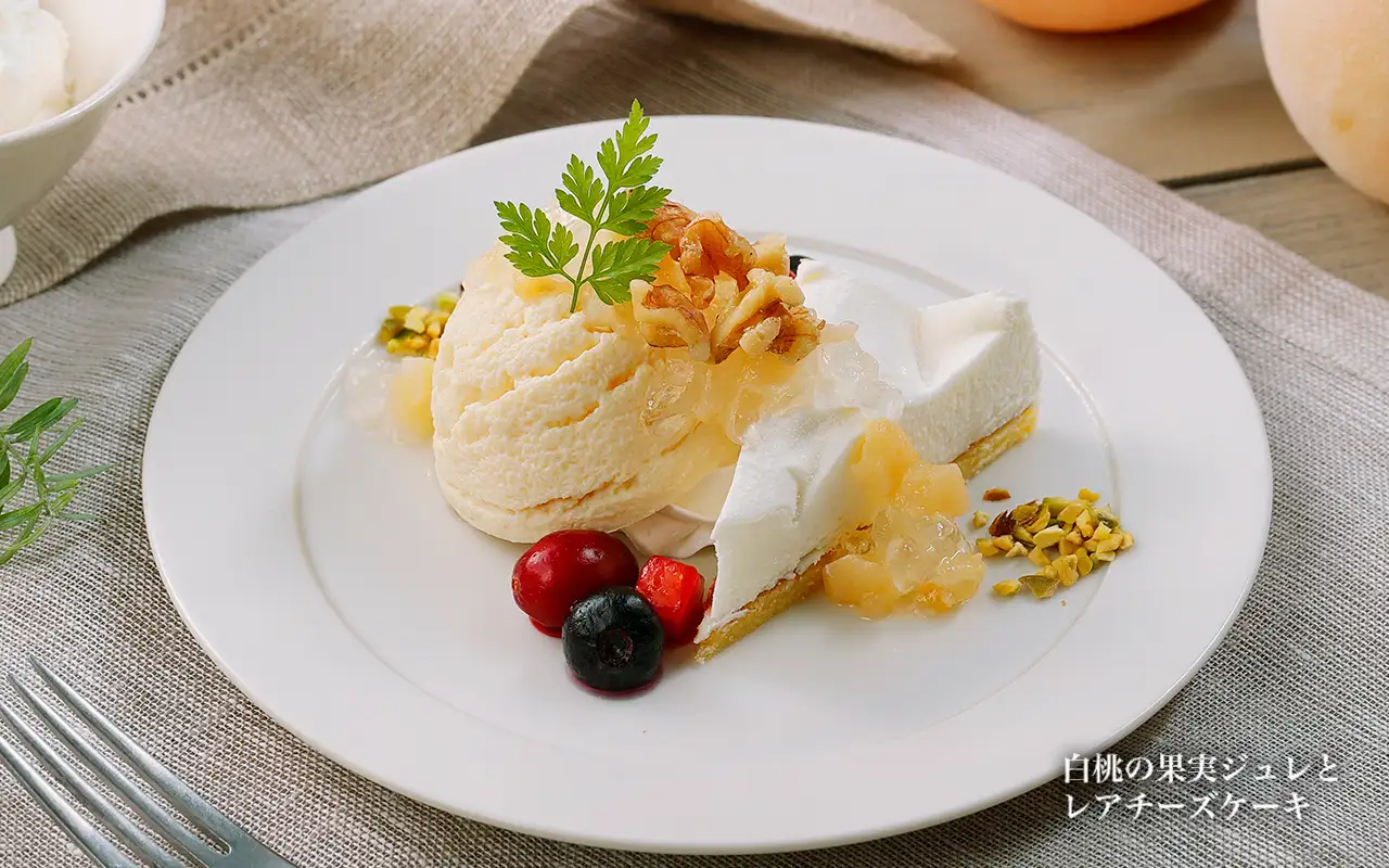 白桃の果実ジュレとレアチーズケーキ